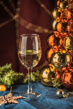Noel arkaplanında beyaz şarap