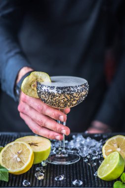 alkol cam counter bar kokteyl garson barmen closeup