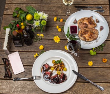 ahşap ayarı tablo et yemekleri ile beyaz tabaklarda servis