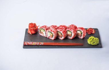 Japon suşi roll kayrak beyaz arka plan üzerinde yılları arasında görev yapmıştır