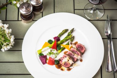 Ton balığı beyaz tabakta sebze ile