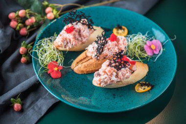 Mavi plaka restoran servis yemek bruschettas