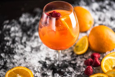 Egzotik tropik kokteyl cam buz ile koyu arka plan üzerinde