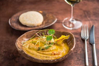 Kahverengi masa üzerinde kase taze lahanası ile süslenmiş aperatif DIP