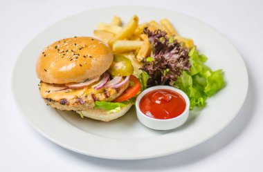 Burger ile Fransız kızartma ve beyaz tabakta ketçap