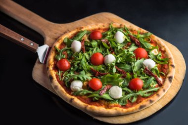 Pizza taze domates, roka ve mozzarella peyniri ahşap 