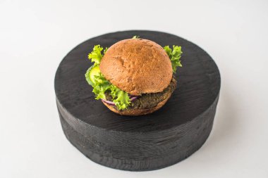 Burger. Beyaz arka plan üzerinde hamburger yakın çekim 