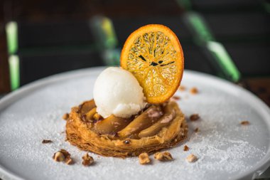 Tatlı pasta tatlı portakal dilimi ve dondurma beyaz tabakta ile süslenmiş