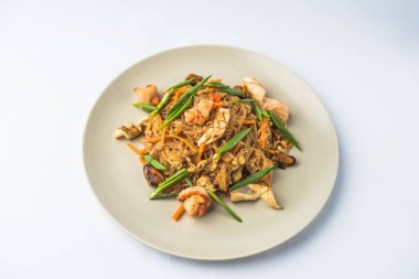 Deniz ürünleri kizartma Asya erişte bölümünü plaka beyaz arka plan üzerinde yılları arasında görev yapmıştır