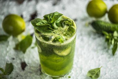 Kokteyl cam fesleğen, limon ve buz üzerinde salatalık ile