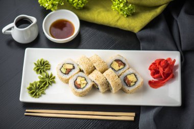 Siyah tabakta Japon geleneksel suşi roll bölümünü