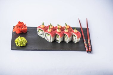 Japon suşi rulo ile kayrak beyaz zemin üzerine alınarak ton balıklı