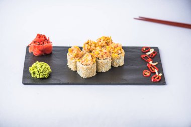 Japon suşi roll kayrak beyaz arka plan üzerinde yılları arasında görev yapmıştır