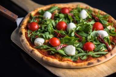 Pizza taze domates, roka ve mozzarella peyniri ahşap 