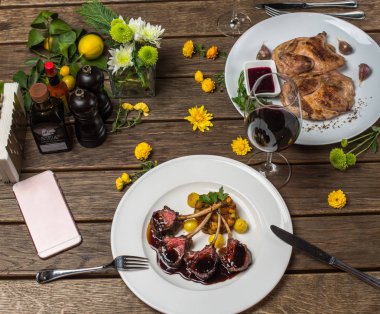 ahşap ayarı tablo et yemekleri ile beyaz tabaklarda servis