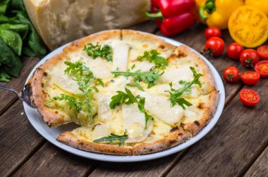 roka ile güzel pişmiş pizza ahşap masa üzerinde görmek