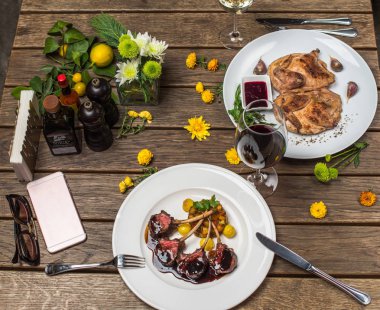 ahşap ayarı tablo et yemekleri ile beyaz tabaklarda servis