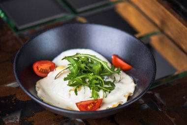 İtalyan makarna krema sos, roka ve kase taze domates ile