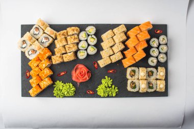 Kayrak beyaz zemin üzerine alınarak Japon sushi seti