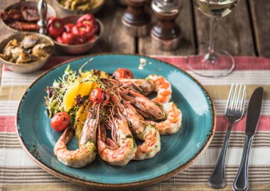 Taze salata ile mavi tabakta ızgara karides