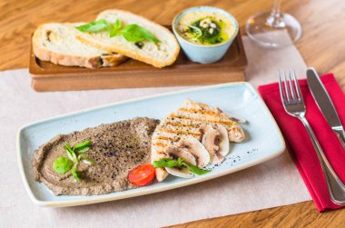 Izgara tavuk göğsü ve ahşap masa tepside üzerinde mantar püresi