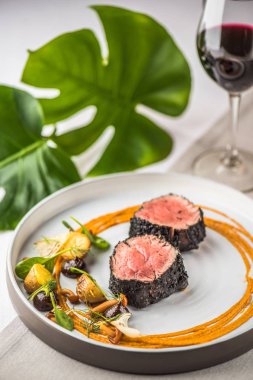 Küçük beyaz tabakta patates ile sığır filetosu biftek ızgara