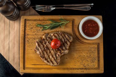 Izgara biftek ahşap tahta üzerinde sos ile