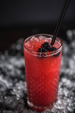 Kokteyl cam buz koyu arka plan üzerinde taze böğürtlen ile