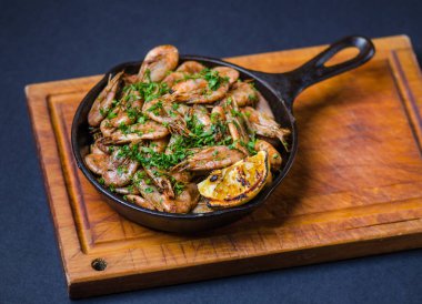 Ot ve limon tavada kızarmış karides