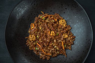 Oryantal yemekler siyah kasede servis