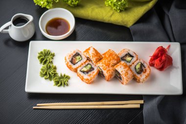 Japon mutfağı - suşi ile deniz ürünleri beyaz tabakta. Balık yakın çekim ile rulo 