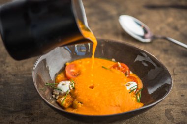 sürahi kase içinde peynirli sebze çorbası ahşap masanın üstüne dökme