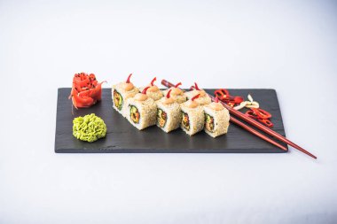 Japon suşi roll kayrak beyaz arka plan üzerinde yılları arasında görev yapmıştır