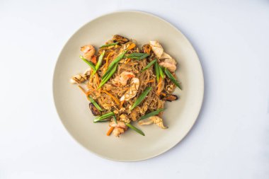 Deniz ürünleri kizartma Asya erişte bölümünü plaka beyaz arka plan üzerinde yılları arasında görev yapmıştır