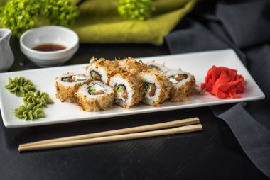 Siyah tabakta Japon geleneksel suşi roll bölümünü