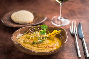 Kahverengi masa üzerinde kase taze lahanası ile süslenmiş aperatif DIP