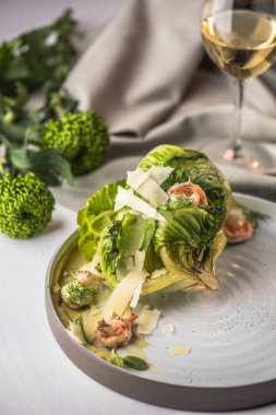 Peynirli ızgara lahana beyaz tepside servis