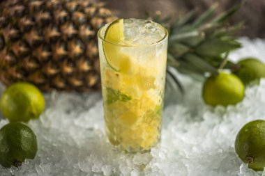 Tropikal egzotik kokteyl cam buz üstünde