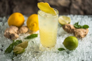 Narenciye kokteyl cam buz üzerinde üstte zencefil dilim