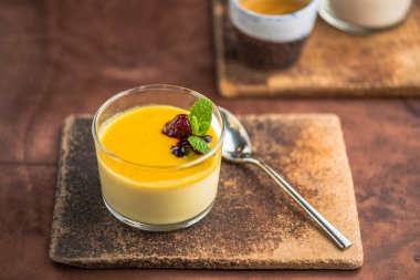 Gemide cam çay kaşığı tatlı meyve mousse