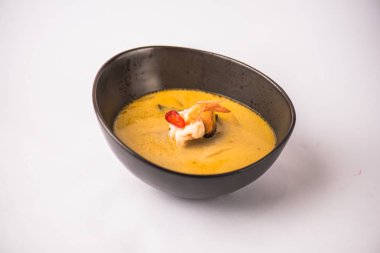 Beyaz arka plan üzerinde kasede servis Asya deniz ürünleri krem çorba