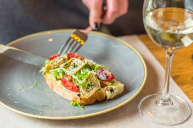 beyaz şarap bardağı ile tabakta ekmek ve sebze ile snack