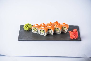 Kayrak beyaz zemin üzerine alınarak Japon philadelphia suşi roll