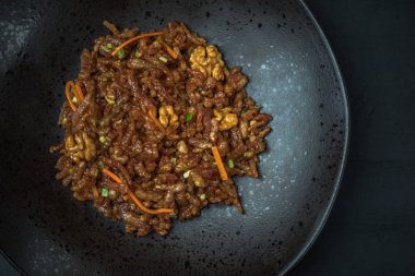 Oryantal yemekler siyah kasede servis