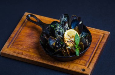 Kabuklarında midye tava sos ile hazırlanmış