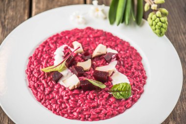 Ahşap masa tabağa pancar risotto krema ile servis