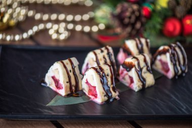 Siyah tabakta Japon tatlı suşi roll