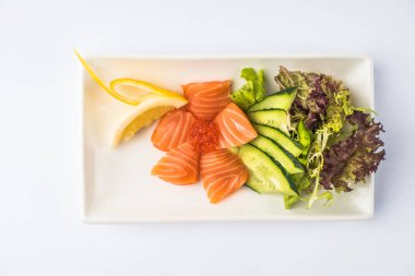 Kırmızı havyar ve beyaz arka plan üzerinde tabakta servis sebze taze somon balığı