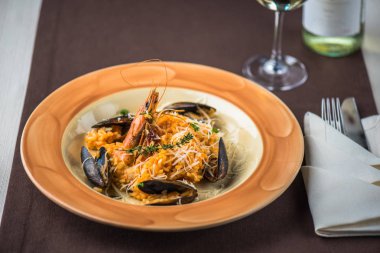 Beyaz şarap bir bardak masada plaka deniz ürünleri risotto