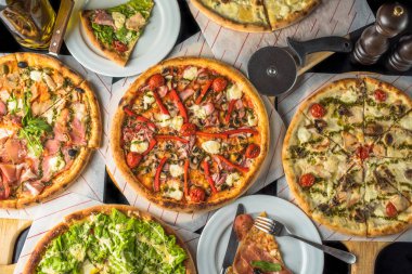 Masaya servis farklı İtalyan pizza